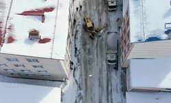 Sarıkamış'ta tehlike saçan kar ve buzlar ilçe dışına taşınıyor