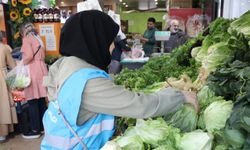 Üniversiteli gençler yaşlıların iftar sofralarını hazırlıyor