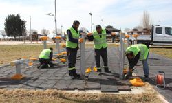 Van'da belediye ekipleri, parklarda temizlik ve onarım çalışması yaptı