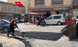 Mardin Midyat’ta asfalt bakım ve onarım çalışmaları hız kesmeden sürüyor