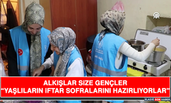 Alkışlar Size Gençler “Yaşlıların İftar Sofralarını Hazırlıyorlar”