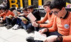 Bitlis'te öğrenci ve öğretmenler kitap okuma etkinliği düzenledi