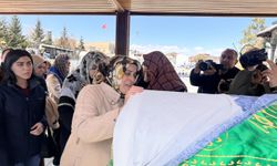 Erzurum'da eşi tarafından boğularak öldürülen kadının cenazesi defnedildi