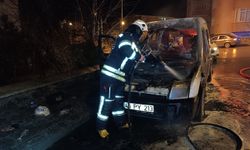 Erzurum'da park halindeyken yanan araç kullanılamaz hale geldi