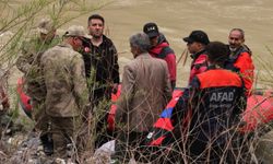 Hakkari'de Zap Suyu kenarında mahsur kalan 4 kişi botla kurtarıldı