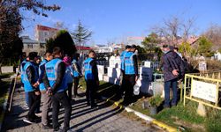 Van'da AK Parti'li gençler, şehit kabirlerinde temizlik yaptı