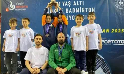 Bursa Osmangazi Belediyespor’un genç badmintoncuları göz doldurdu