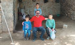 Bitlis'te otizmli çocuğun bayrak sevgisi dernek üyelerini harekete geçirdi