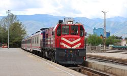 Devlet Tiyatrolarının raylar üzerindeki tiyatrosu "Vagon Sahne" Erzincan’da çocuklarla buluştu
