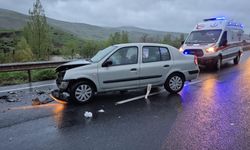 Erzincan'da iki otomobil çarpıştı, 4 kişi yaralandı