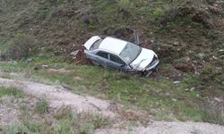 Erzincan'da şarampole devrilen otomobildeki 3 kişi yaralandı