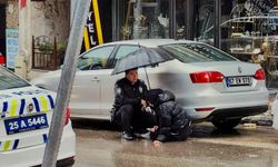 GÜNCELLEME - Erzurum'da polis, yaralanan yayanın başında "ıslanmasın" diye şemsiyeyle bekledi