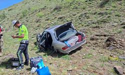 Erzincan’da şarampole devrilen otomobildeki 2 kişi yaralandı