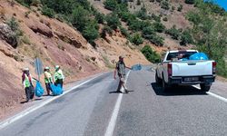 Tunceli'de ziyaretçilerin Munzur Vadisi'ne bıraktığı çöpler ekiplerce toplandı
