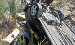 Van'da araçla çarpıştıktan sonra kanala düşen otomobildeki 5 kişi yaralandı