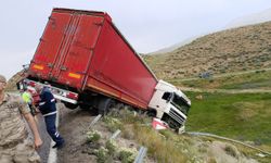 Van'da devrilen tırın sürücüsü yaralandı