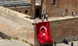 Ağrı'da kamu binalarına ve caddelere "Terörsüz Türkiye"ye destek için Türk bayrakları asıldı