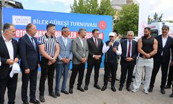 Erzurum'da sanayide çalışan usta ve çıraklar bilek güreşi yaptı