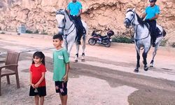 Keban'da atlı jandarma timi devriye yaptı