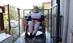 Merdivenleri inip çıkamayan Bengisu evinin balkonuna yapılan asansörle engelleri aşıyor