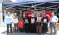Muş'ta evlatlarına kavuşmak isteyen aileler, DEM Parti önündeki eylemlerini sürdürdü