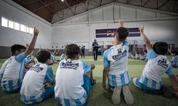 Ödüllü polisler çocukları suçtan ve kötü alışkanlıklardan korumak için sahada