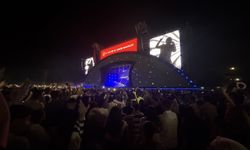Şarkıcı Ferhat Göçer, Van Kültür Yolu Festivali'nde konser verdi