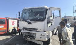 Van'da minibüs ile kamyonun çarpıştığı kazada 1 kişi yaralandı