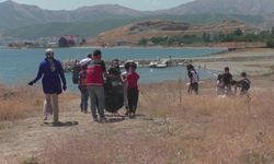 Bitlis'te çocuklar Van Gölü sahilini temizledi