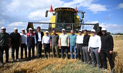 Erzurum Valisi Çiftçi, öğrencilerin ektiği buğdayın biçerdöverle hasadını yaptı