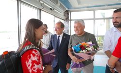 Finlandiya'dan madalyayla dönen milli atlet Edibe Yağız, Van'da çiçeklerle karşılandı