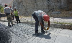 Hakkari'de Mir Kalesi'ndeki kaya ıslahı çalışmaları devam ediyor