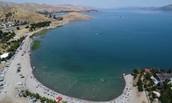 Hazar Gölü sahili kavurucu sıcaktan bunalanların adresi oluyor