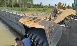 Iğdır'da kanala düşen dana kepçeyle kurtarıldı