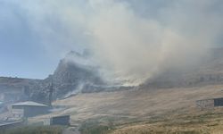 Kars Kalesi eteklerinde çıkan anız yangını söndürüldü