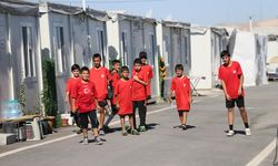 Konteyner kentteki çocuklar TFF sayesinde çim sahada futbol eğitimi alıyor