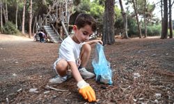 Mersin'de çevre duyarlılığı oluşturan Aras, yaşıtlarıyla ağaçlık alanı temizledi