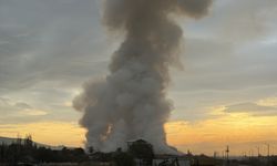 İzmir'de çöp aktarma noktasında çıkan yangına müdahale ediliyor
