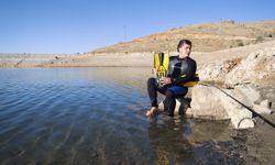 Su tasarrufuna dikkati çekmek isteyen dalgıç barajı yüzerek geçti