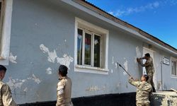Bingöl’de jandarma ekipleri okulun bakım ve onarımını yaptı