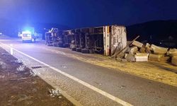Bingöl’de saman yüklü kamyon devrildi