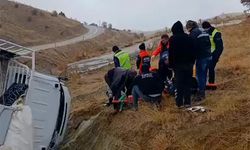 Elazığ'da devrilen kamyonetteki 3 kişi yaralandı