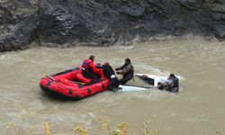 Hakkari'de Zap Suyu'na düşen pikaptaki 4 kişi bot yardımıyla kurtarıldı