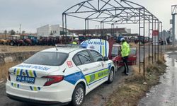 Kars'ta polis ekipleri, yolda kalan bir vatandaşın aracına akü takviyesi yaptı