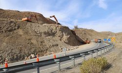 Keban Kaymakamı Atalık yol genişletme çalışmasını inceledi