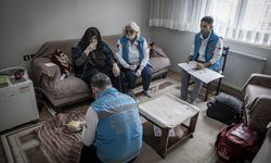 Yaşlıların evini diş kliniğine çeviriyor, bakıma muhtaç hastalara konfor sağlıyorlar