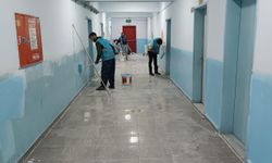 Yüksekova'da okuldaki tadilat ve boya işlerini yükümlüler yaptı