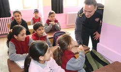 Ağrı polisinden kış mevsiminde köy çocuklarını ısıtan yardım