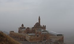 Ağrı'da İshak Paşa Sarayı'nın çevresi sisle kaplandı