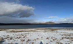 Ardahan'da Aktaş Gölü çevresi kar yağışıyla beyaza büründü